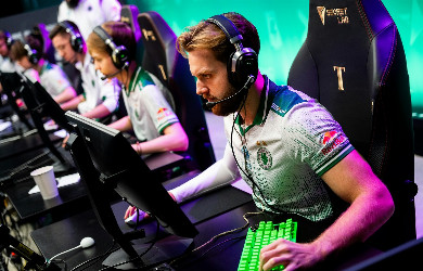 Falcons разнесли Virtus.pro в стартовом матче FISSURE Playground 2
