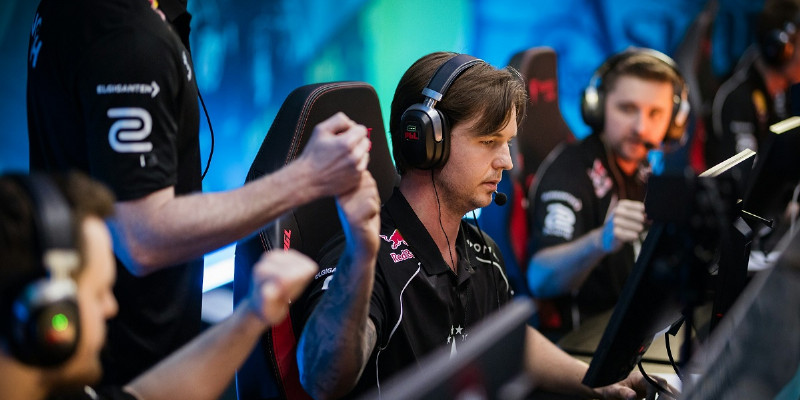 Astralis прервали серию поражений от Virtus.pro и вышли в плей-офф с новым капитаном