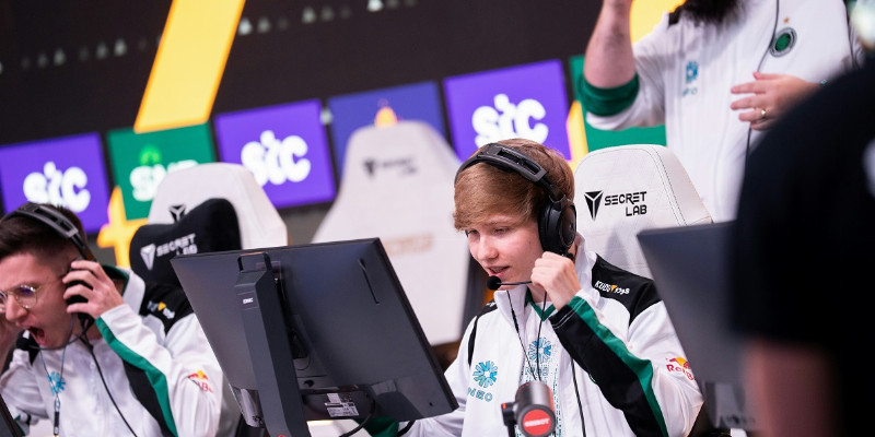 Falcons уверенно обыграли Vitality и заняли третье место на Esports World Cup 2025