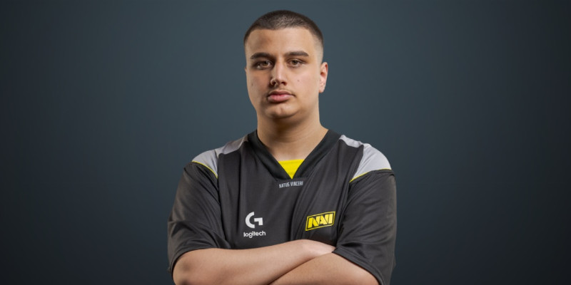 NAVI переводят makazze в основной состав и выставляют NAVI Junior на трансфер