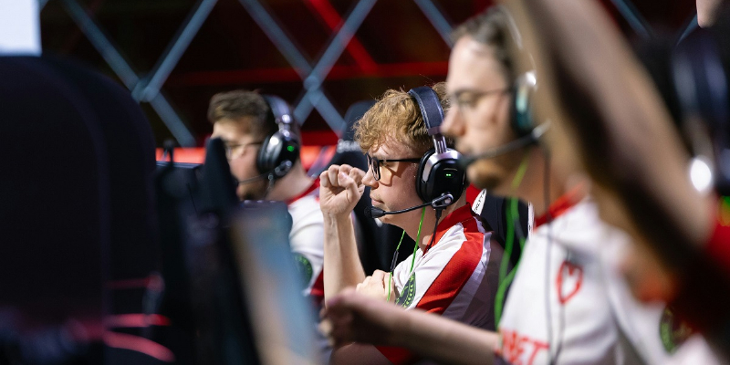 MOUZ вышли в полуфинал BLAST Rivals после уверенной победы над FaZe